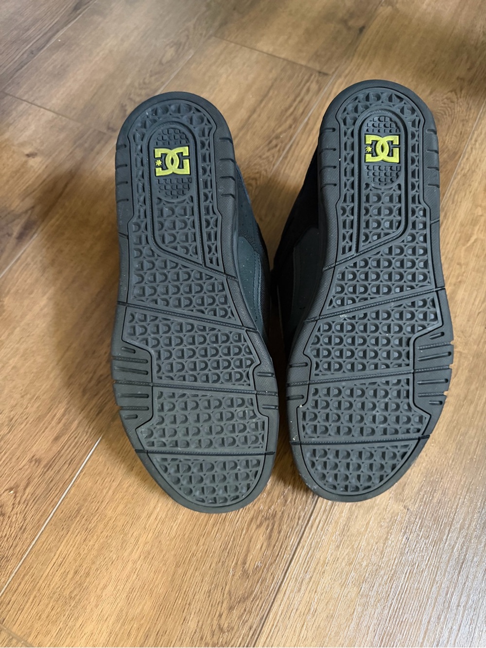 DC Mens Black Sneakers with Neon Yellow Logo - Picture 3 of 3